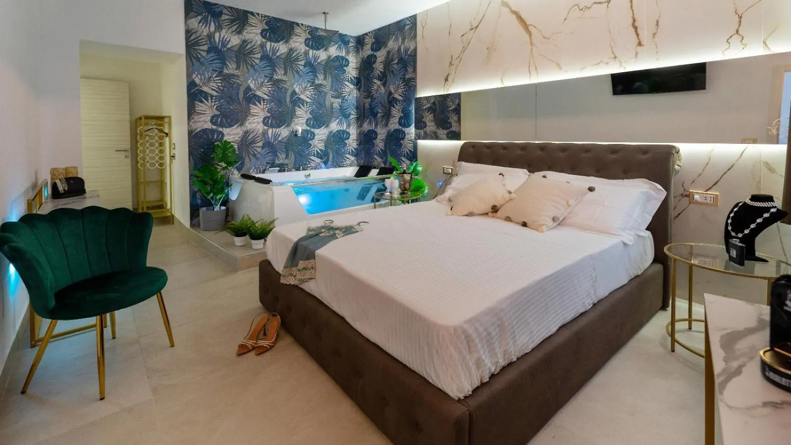 Mazzini Luxury Jacuzzy Suite Katánie